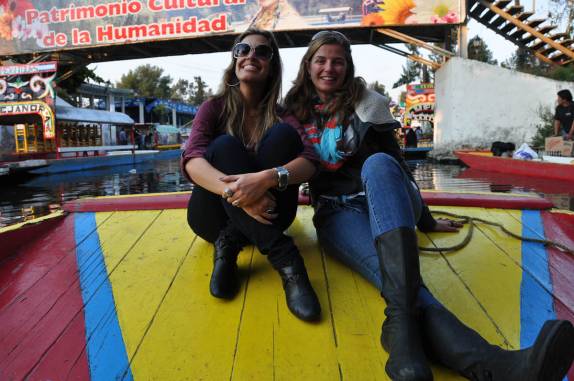 Ana e Valéria na sua trajinera nos canais de Xochimilco, Cidade do México